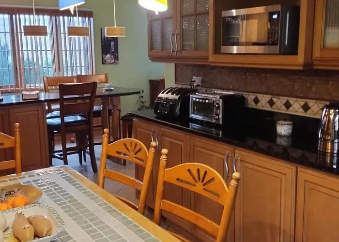Проживание в семье Monthly Rate And Free Street Parking, Near O'hare In Chicago *
