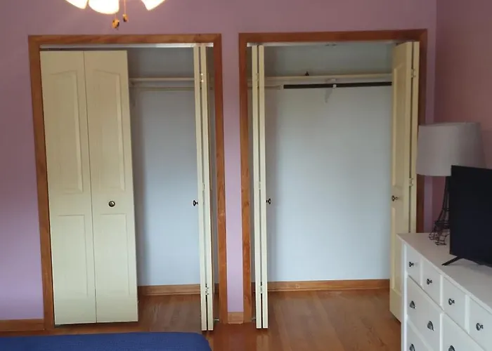 Проживание в семье Monthly Rate And Free Street Parking, Near O'hare In Chicago *