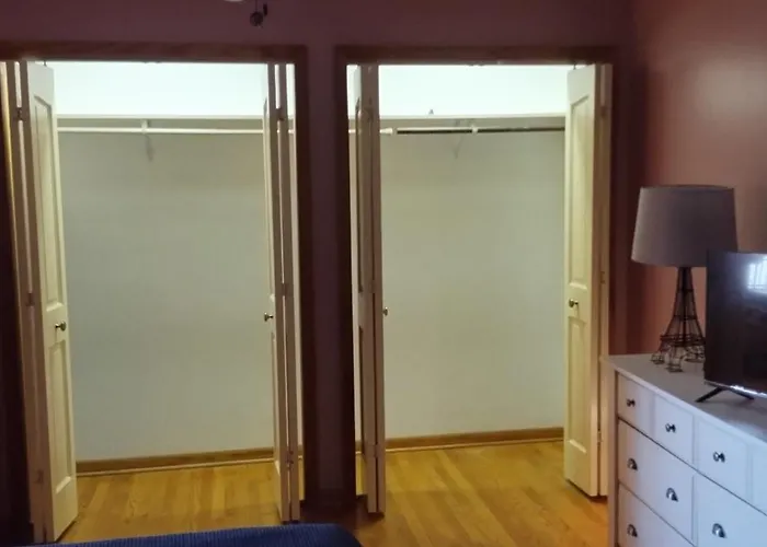 Проживание в семье Monthly Rate And Free Street Parking, Near O'hare In Chicago *
