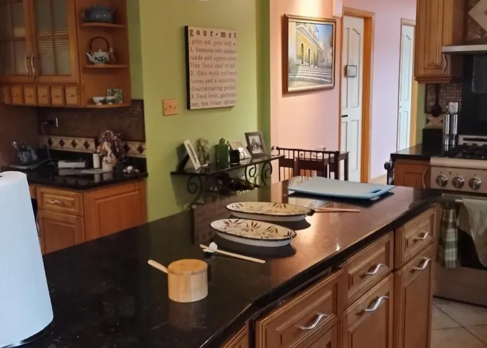 Проживание в семье Monthly Rate And Free Street Parking, Near O'hare In Chicago *