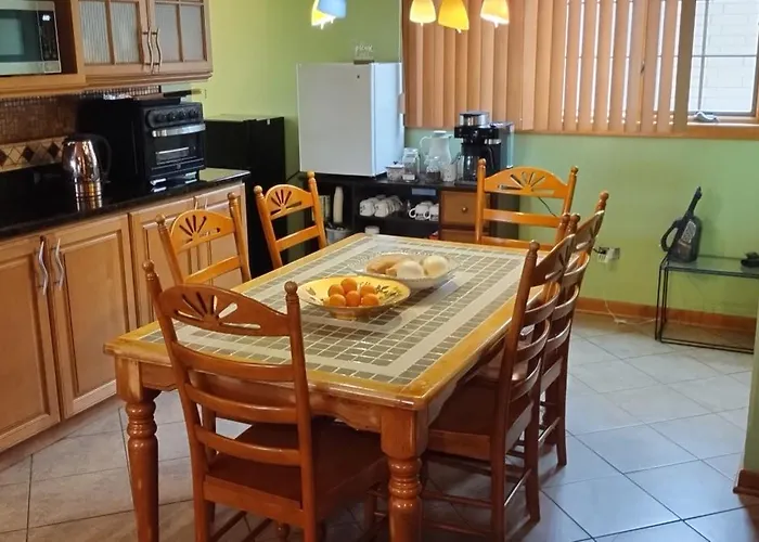 Проживание в семье Monthly Rate And Free Street Parking, Near O'hare In Chicago *